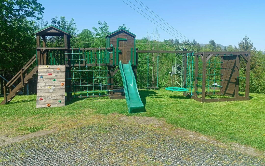 Drewniany plac zabaw z domkiem – spraw, by Twój ogród ożył dziecięcą radością